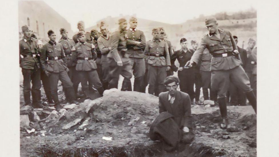 Německý historik díky AI zjistil identitu vraha z fotky z holokaustu